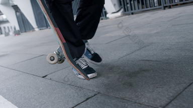 未知的溜冰者锻炼男人。脚运动鞋子走街
